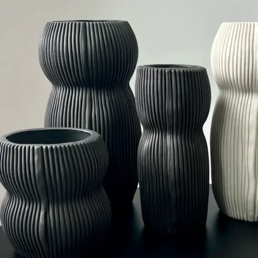 Curvy Round Vase Black