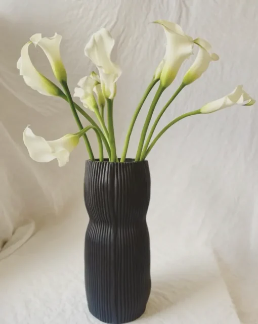 Curvy Round Vase Black